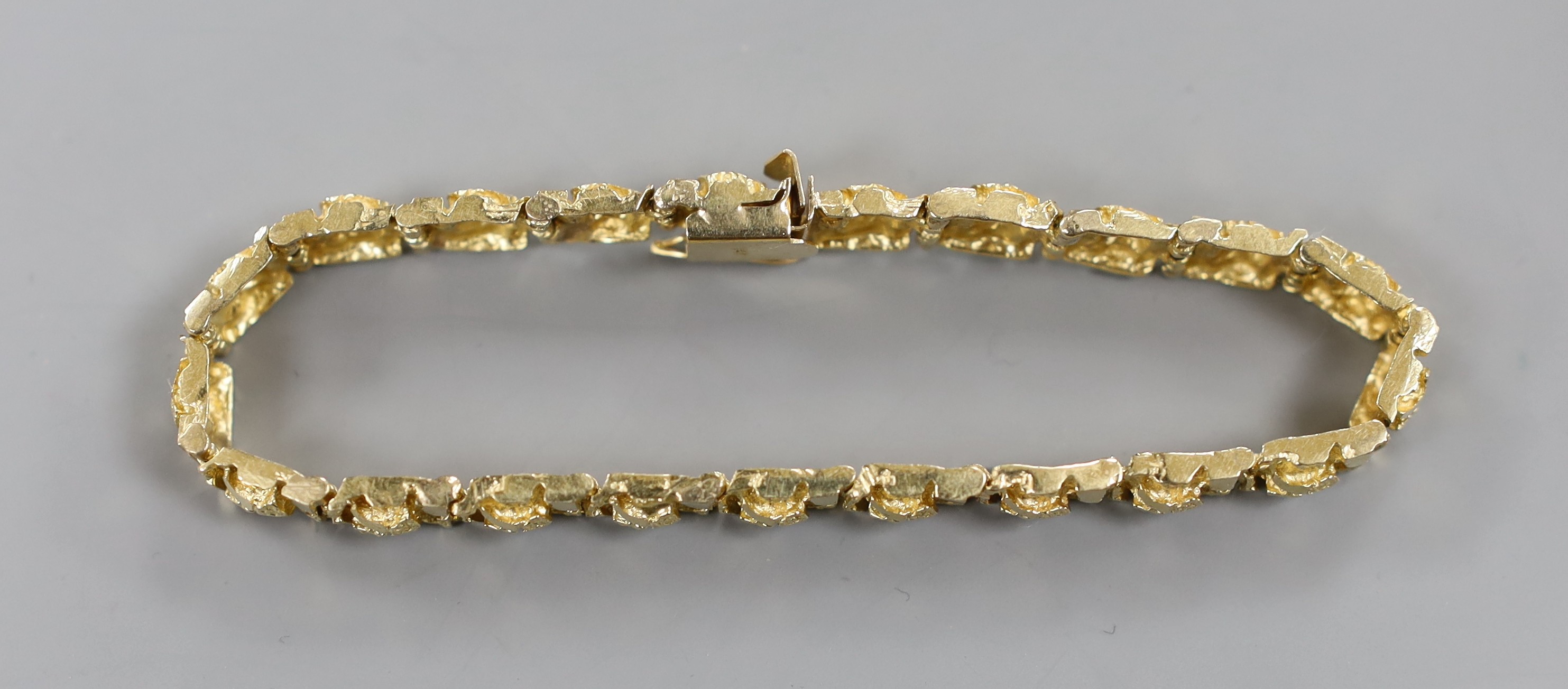 A modern textured 14ct bracelet, 18cm